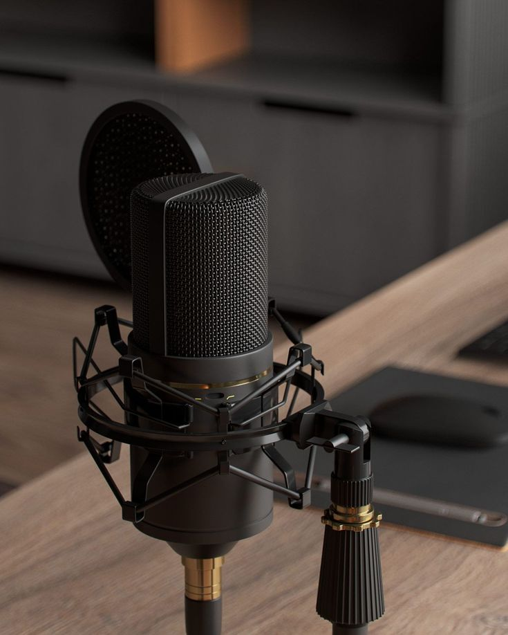 Microphone de studio de podcast professionnel sur un bureau en bois